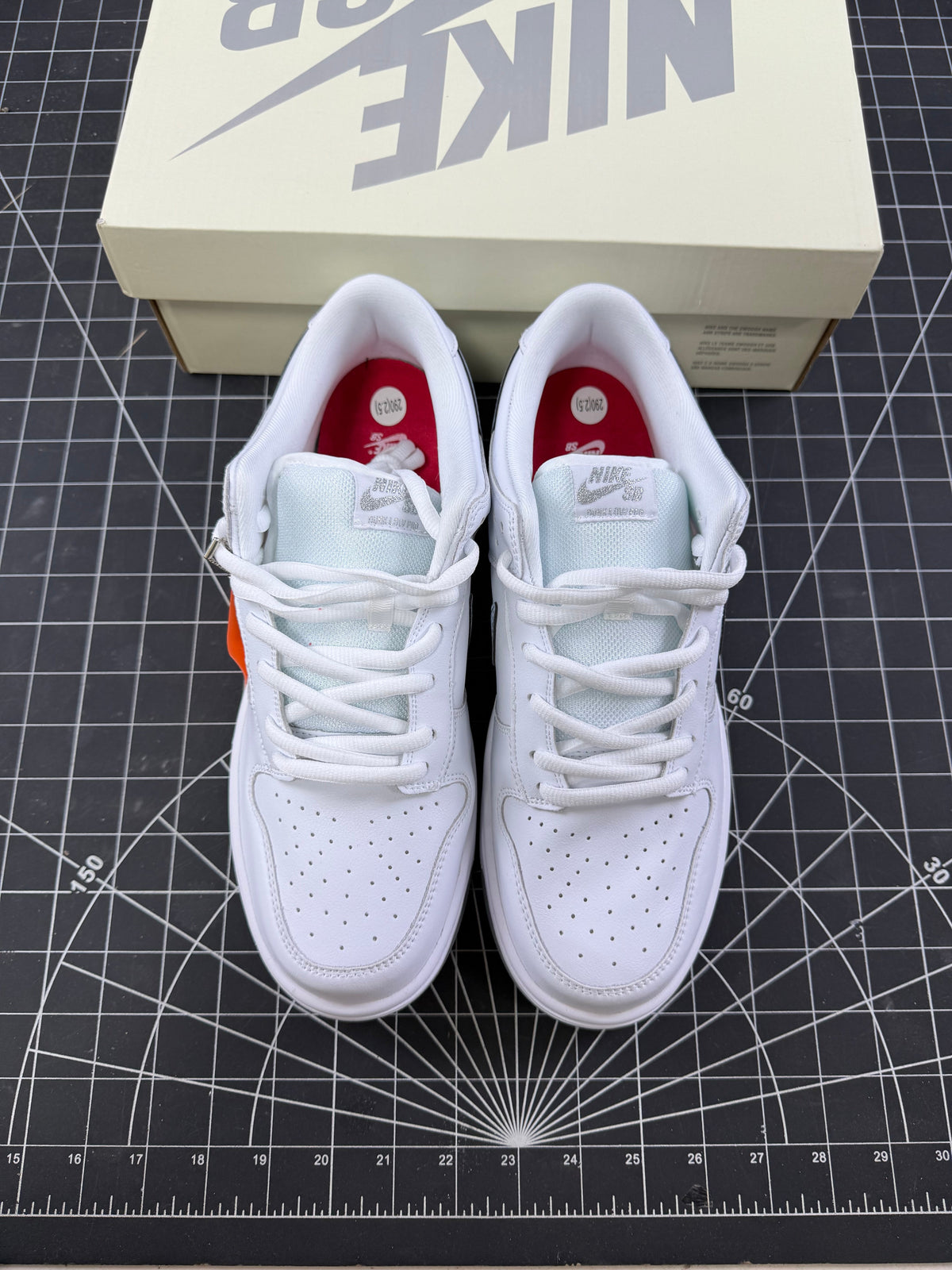 SB Dunk X Supreme White Metallic Silver (2025)